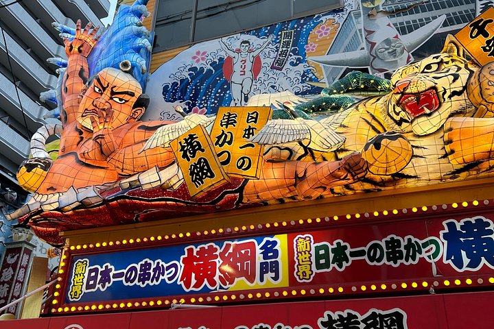 Osaka street food tour with local guide, tasting local dishes and drinks in Shinsekai, photo 11 | wizardtrip