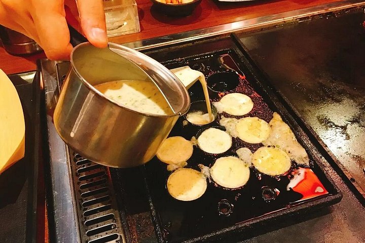Osaka street food tour with local guide, tasting local dishes and drinks in Shinsekai, photo 13 | wizardtrip