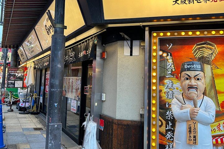 Osaka street food tour with local guide, tasting local dishes and drinks in Shinsekai, photo 31 | wizardtrip