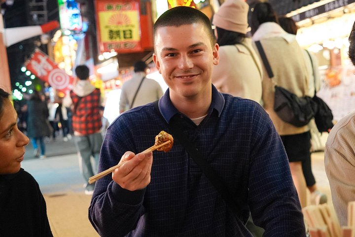 Osaka street food tour with local guide, tasting local dishes and drinks in Shinsekai, photo 34 | wizardtrip