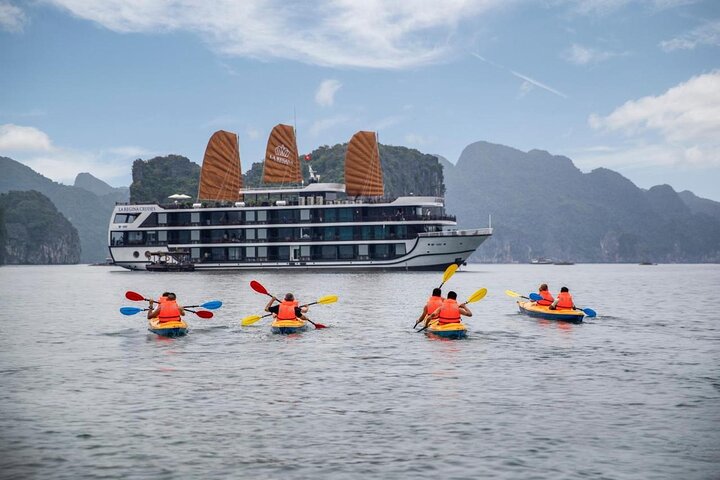 Luxe overnight cruise die de prachtige karstlandschappen van Halong Bay en Lan Ha Bay, Vietnam verkent, foto 6 | wizardtrip