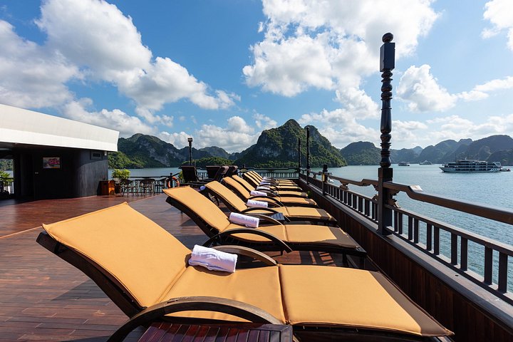 Luxe overnight cruise die de prachtige karstlandschappen van Halong Bay en Lan Ha Bay, Vietnam verkent, foto 8 | wizardtrip