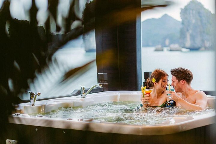Luxe overnight cruise die de prachtige karstlandschappen van Halong Bay en Lan Ha Bay, Vietnam verkent, foto 14 | wizardtrip