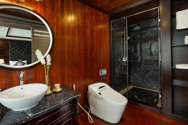 Luxe overnight cruise die de prachtige karstlandschappen van Halong Bay en Lan Ha Bay, Vietnam verkent, foto 36 | wizardtrip