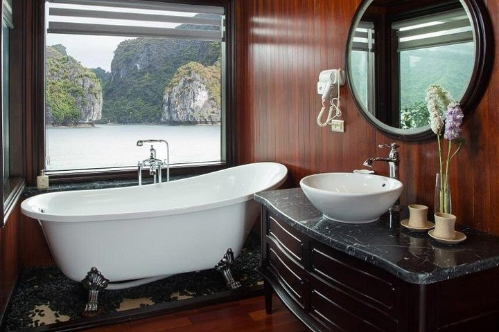 Luxe overnight cruise die de prachtige karstlandschappen van Halong Bay en Lan Ha Bay, Vietnam verkent, foto 37 | wizardtrip