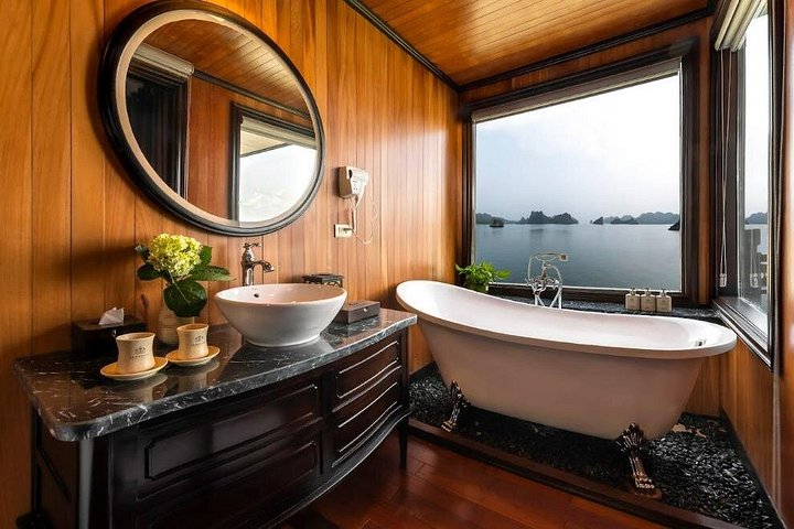 Luxe overnight cruise die de prachtige karstlandschappen van Halong Bay en Lan Ha Bay, Vietnam verkent, foto 41 | wizardtrip