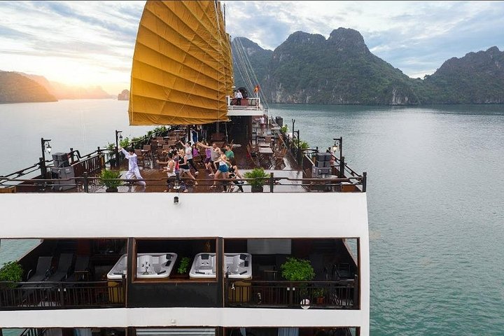 Luxe overnight cruise die de prachtige karstlandschappen van Halong Bay en Lan Ha Bay, Vietnam verkent, foto 44 | wizardtrip