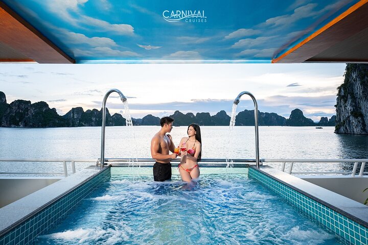 Luxe cruise die door de prachtige kalkstenen karsts van Ha Long Bay, Vietnam vaart, met grotentochten en wateractiviteiten, foto 7 | wizardtrip