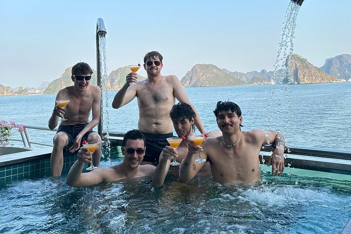 Luxe cruise die door de prachtige kalkstenen karsts van Ha Long Bay, Vietnam vaart, met grotentochten en wateractiviteiten, foto 8 | wizardtrip