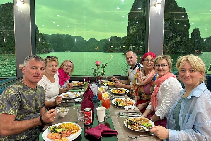 Luxe cruise die door de prachtige kalkstenen karsts van Ha Long Bay, Vietnam vaart, met grotentochten en wateractiviteiten, foto 9 | wizardtrip