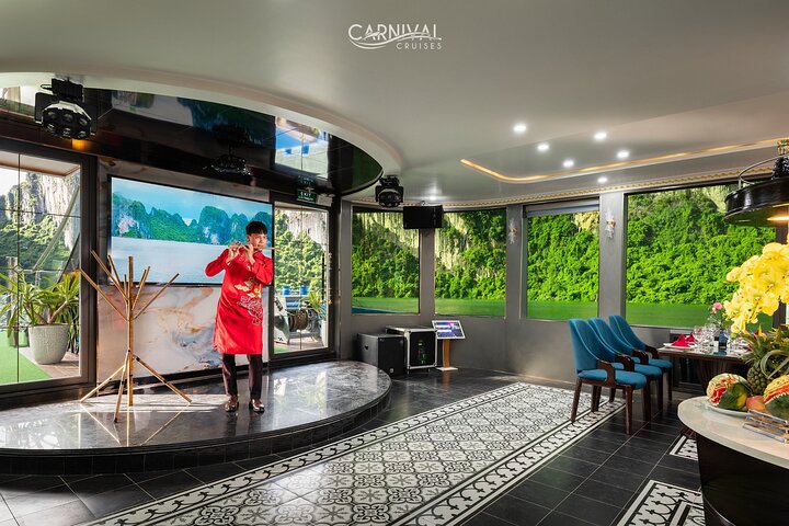Luxe cruise die door de prachtige kalkstenen karsts van Ha Long Bay, Vietnam vaart, met grotentochten en wateractiviteiten, foto 12 | wizardtrip