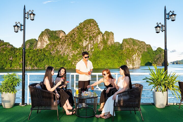 Luxe cruise die door de prachtige kalkstenen karsts van Ha Long Bay, Vietnam vaart, met grotentochten en wateractiviteiten, foto 13 | wizardtrip