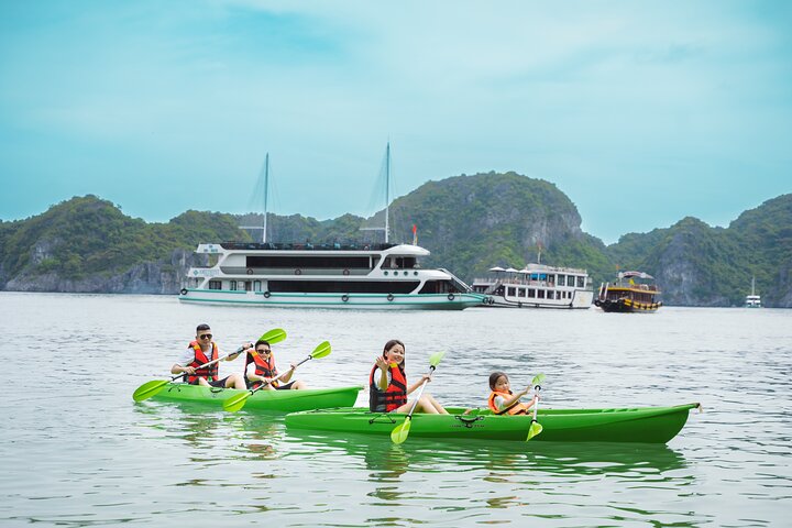 Luxe cruise die door de prachtige kalkstenen karsts van Ha Long Bay, Vietnam vaart, met grotentochten en wateractiviteiten, foto 14 | wizardtrip
