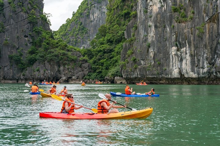 Luxe cruise die door de prachtige kalkstenen karsts van Ha Long Bay, Vietnam vaart, met grotentochten en wateractiviteiten, foto 15 | wizardtrip