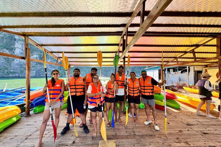 Luxe cruise die door de prachtige kalkstenen karsts van Ha Long Bay, Vietnam vaart, met grotentochten en wateractiviteiten, foto 17 | wizardtrip