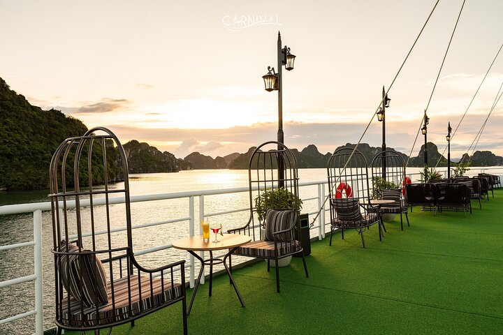 Luxe cruise die door de prachtige kalkstenen karsts van Ha Long Bay, Vietnam vaart, met grotentochten en wateractiviteiten, foto 18 | wizardtrip