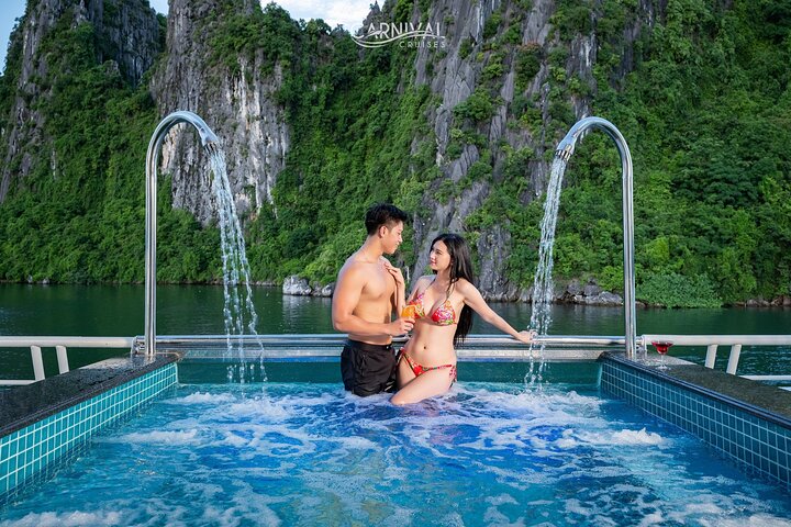 Luxe cruise die door de prachtige kalkstenen karsts van Ha Long Bay, Vietnam vaart, met grotentochten en wateractiviteiten, foto 19 | wizardtrip