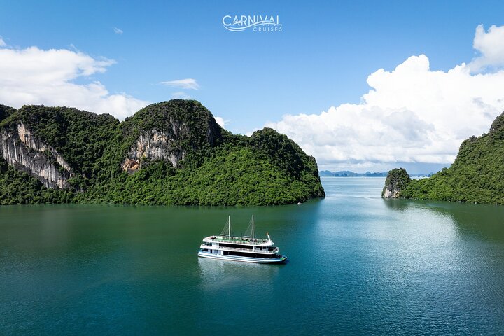 Luxe cruise die door de prachtige kalkstenen karsts van Ha Long Bay, Vietnam vaart, met grotentochten en wateractiviteiten, foto 21 | wizardtrip