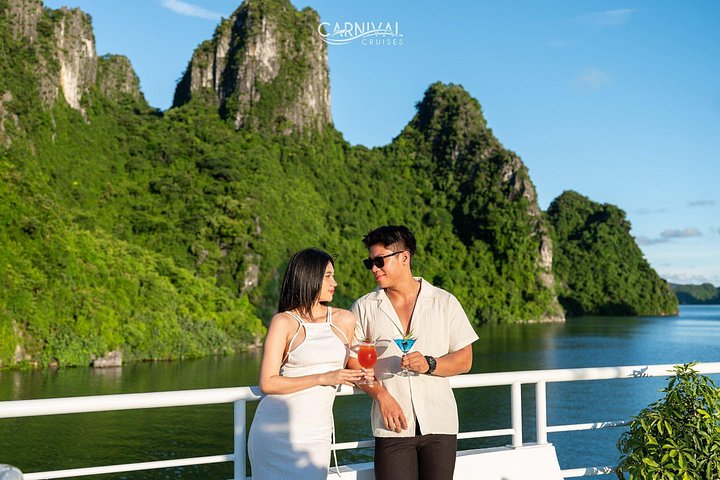 Luxe cruise die door de prachtige kalkstenen karsts van Ha Long Bay, Vietnam vaart, met grotentochten en wateractiviteiten, foto 27 | wizardtrip