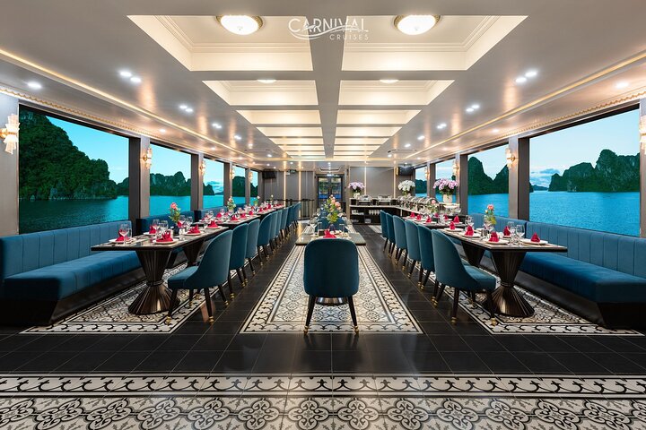Luxe cruise die door de prachtige kalkstenen karsts van Ha Long Bay, Vietnam vaart, met grotentochten en wateractiviteiten, foto 28 | wizardtrip