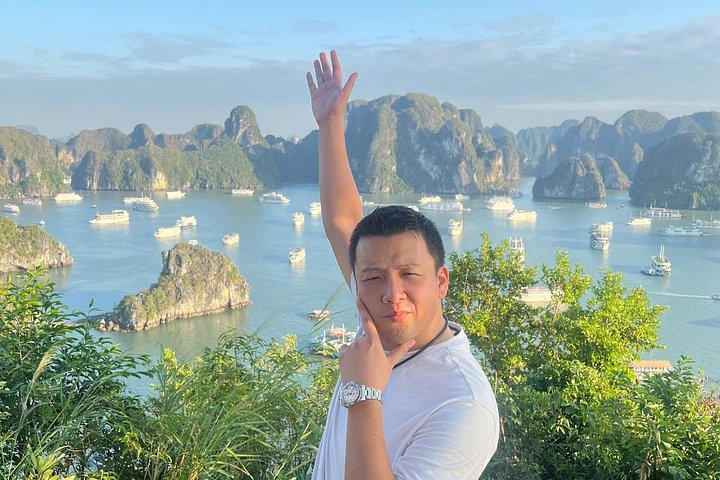 Luxe cruise die door de prachtige kalkstenen karsts van Ha Long Bay, Vietnam vaart, met grotentochten en wateractiviteiten, foto 34 | wizardtrip
