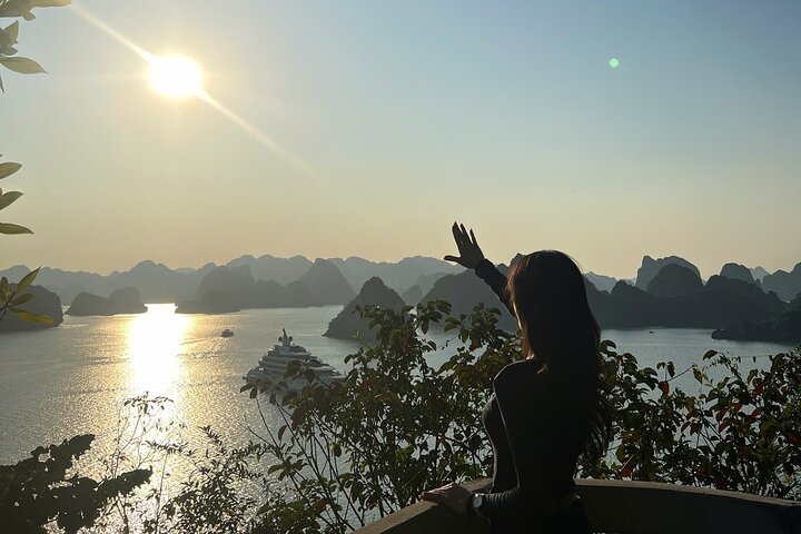 Luxe cruise die door de prachtige kalkstenen karsts van Ha Long Bay, Vietnam vaart, met grotentochten en wateractiviteiten, foto 35 | wizardtrip