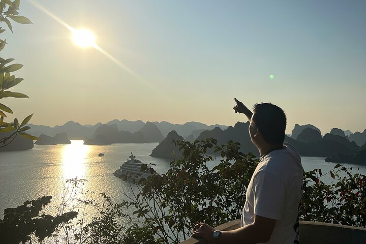 Luxe cruise die door de prachtige kalkstenen karsts van Ha Long Bay, Vietnam vaart, met grotentochten en wateractiviteiten, foto 36 | wizardtrip