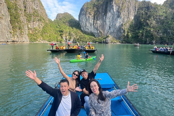 Luxe cruise die door de prachtige kalkstenen karsts van Ha Long Bay, Vietnam vaart, met grotentochten en wateractiviteiten, foto 37 | wizardtrip