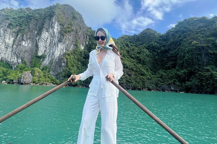 Luxe cruise die door de prachtige kalkstenen karsts van Ha Long Bay, Vietnam vaart, met grotentochten en wateractiviteiten, foto 38 | wizardtrip