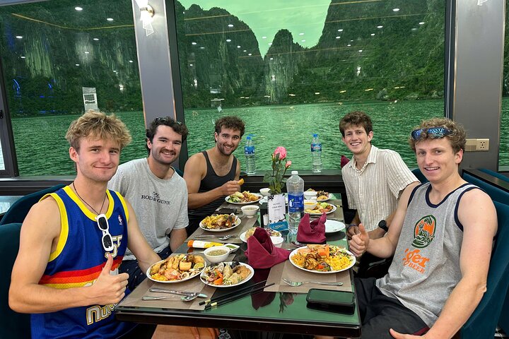 Luxe cruise die door de prachtige kalkstenen karsts van Ha Long Bay, Vietnam vaart, met grotentochten en wateractiviteiten, foto 39 | wizardtrip