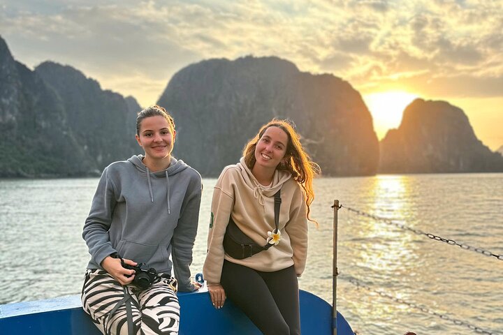 Luxe cruise die door de prachtige kalkstenen karsts van Ha Long Bay, Vietnam vaart, met grotentochten en wateractiviteiten, foto 41 | wizardtrip