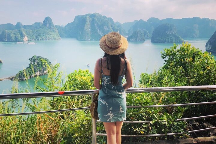 Luxe cruise die door de prachtige kalkstenen karsts van Ha Long Bay, Vietnam vaart, met grotentochten en wateractiviteiten, foto 42 | wizardtrip