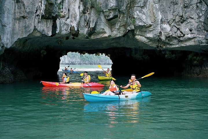 Luxe cruise die door de prachtige kalkstenen karsts van Ha Long Bay, Vietnam vaart, met grotentochten en wateractiviteiten, foto 43 | wizardtrip