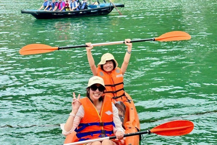 Luxe cruise die door de prachtige kalkstenen karsts van Ha Long Bay, Vietnam vaart, met grotentochten en wateractiviteiten, foto 47 | wizardtrip