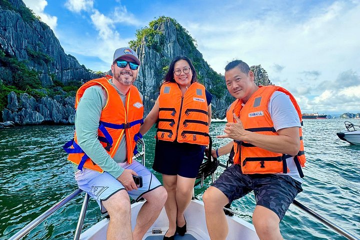 Luxe cruise die door de prachtige kalkstenen karsts van Ha Long Bay, Vietnam vaart, met grotentochten en wateractiviteiten, foto 49 | wizardtrip