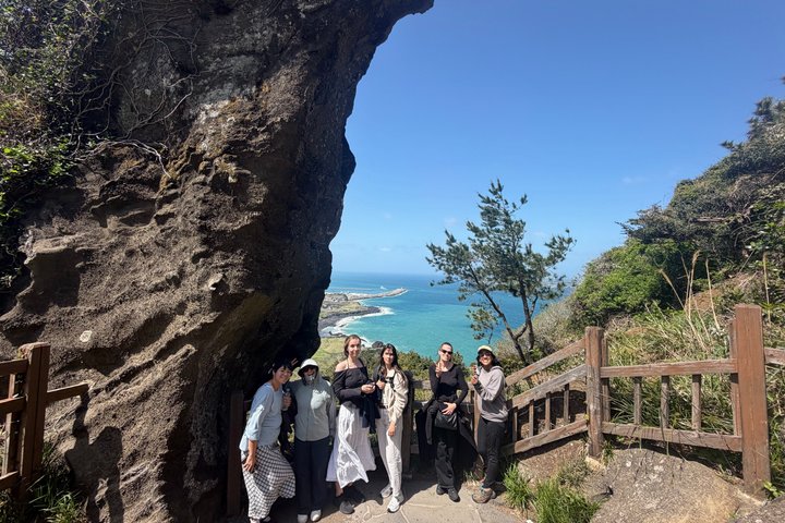 Tour privado de carro explorando os locais populares e joias escondidas da Ilha de Jeju, foto 13 | wizardtrip