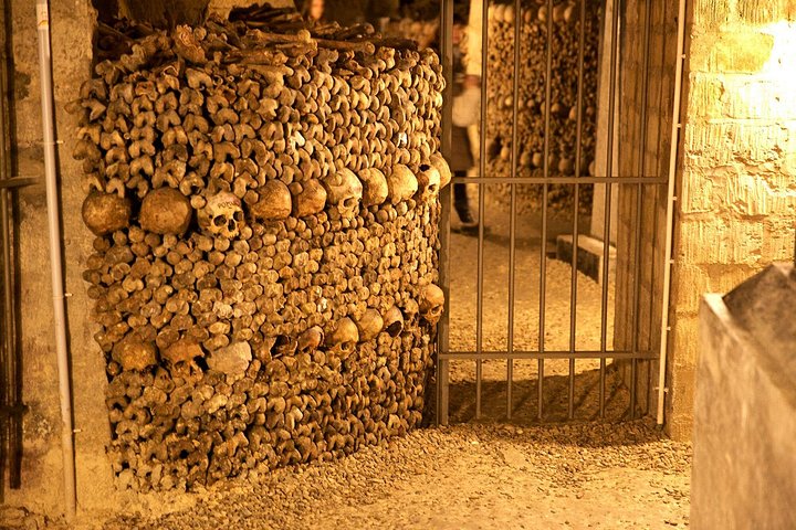 Visita guidata alle Catacombe di Parigi, esplorando tunnel ossari sotterranei e aree segrete, foto 12 | wizardtrip