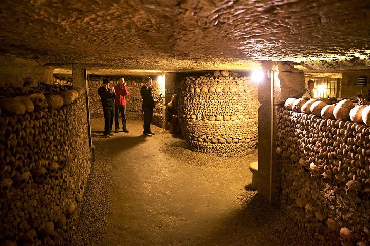 Visita guidata alle Catacombe di Parigi, esplorando tunnel ossari sotterranei e aree segrete, foto 13 | wizardtrip