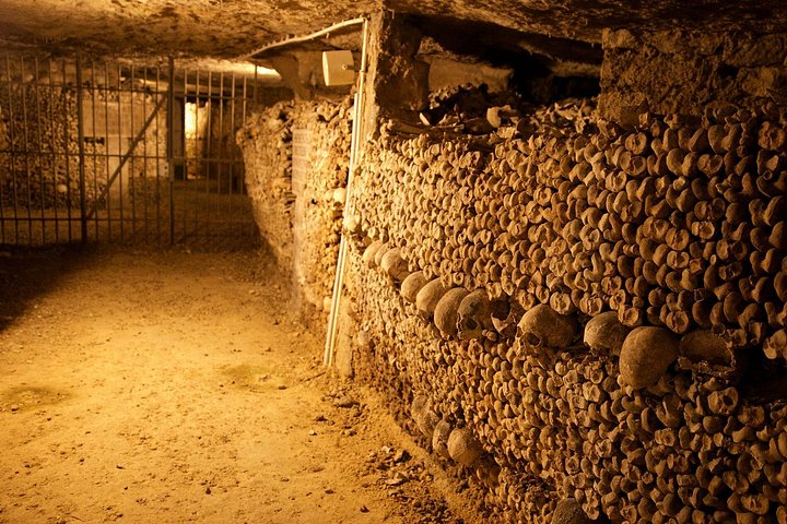 Visita guidata alle Catacombe di Parigi, esplorando tunnel ossari sotterranei e aree segrete, foto 14 | wizardtrip