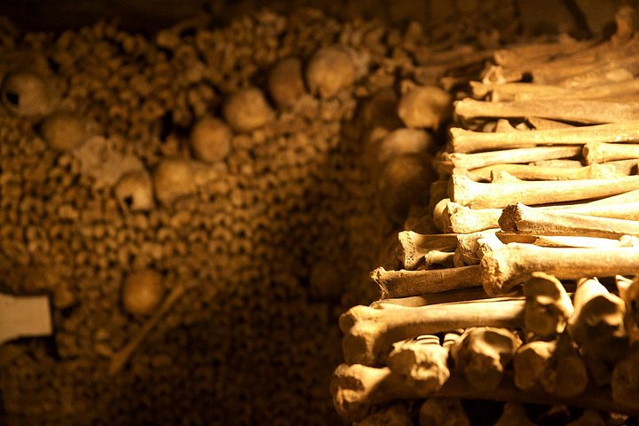 Visita guidata alle Catacombe di Parigi, esplorando tunnel ossari sotterranei e aree segrete, foto 19 | wizardtrip