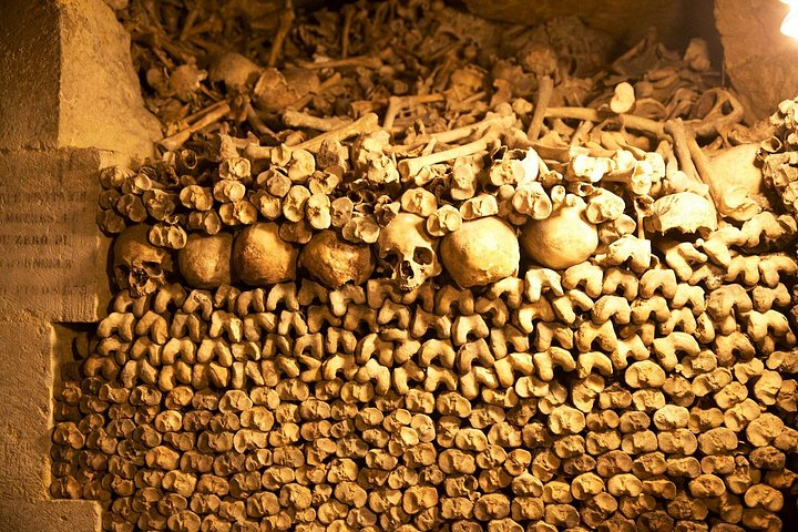 Visita guidata alle Catacombe di Parigi, esplorando tunnel ossari sotterranei e aree segrete, foto 21 | wizardtrip