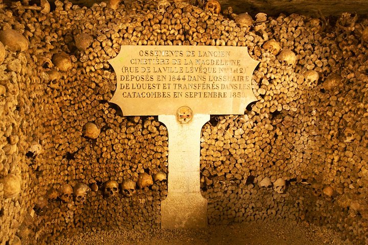 Visita guidata alle Catacombe di Parigi, esplorando tunnel ossari sotterranei e aree segrete, foto 22 | wizardtrip