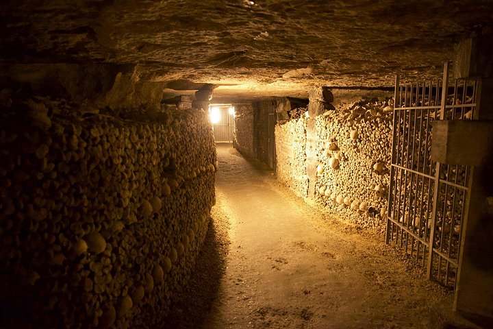 Visita guidata alle Catacombe di Parigi, esplorando tunnel ossari sotterranei e aree segrete, foto 24 | wizardtrip