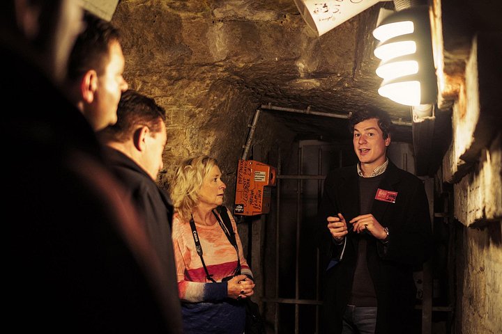 Visita guidata alle Catacombe di Parigi, esplorando tunnel ossari sotterranei e aree segrete, foto 26 | wizardtrip