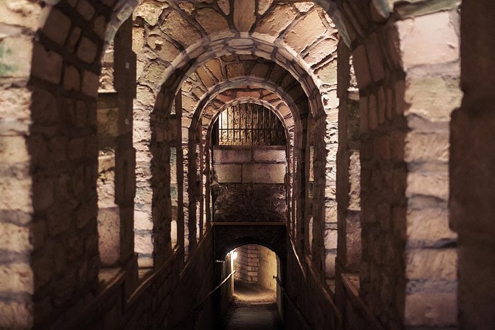 Visita guidata alle Catacombe di Parigi, esplorando tunnel ossari sotterranei e aree segrete, foto 27 | wizardtrip