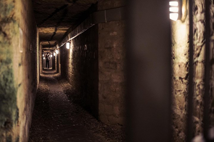 Visita guidata alle Catacombe di Parigi, esplorando tunnel ossari sotterranei e aree segrete, foto 31 | wizardtrip