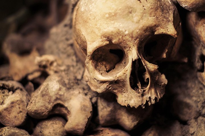 Visita guidata alle Catacombe di Parigi, esplorando tunnel ossari sotterranei e aree segrete, foto 33 | wizardtrip
