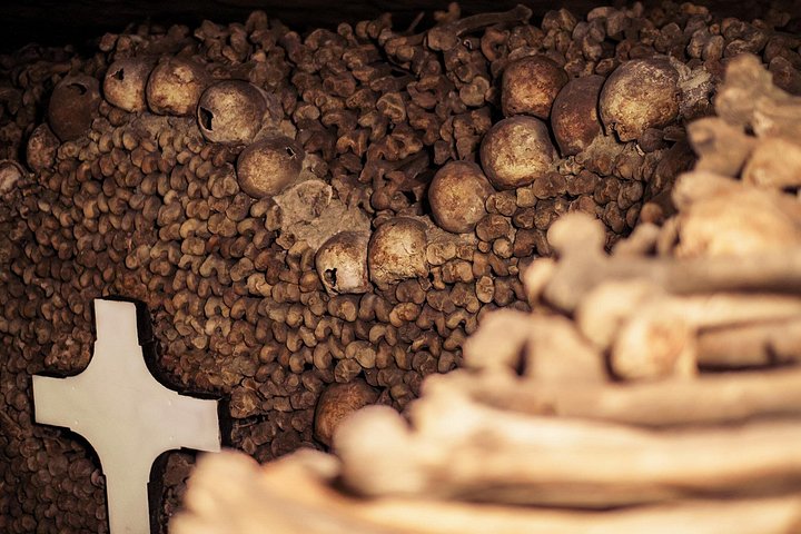 Visita guidata alle Catacombe di Parigi, esplorando tunnel ossari sotterranei e aree segrete, foto 41 | wizardtrip