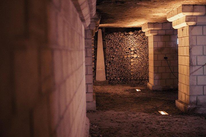 Visita guidata alle Catacombe di Parigi, esplorando tunnel ossari sotterranei e aree segrete, foto 44 | wizardtrip