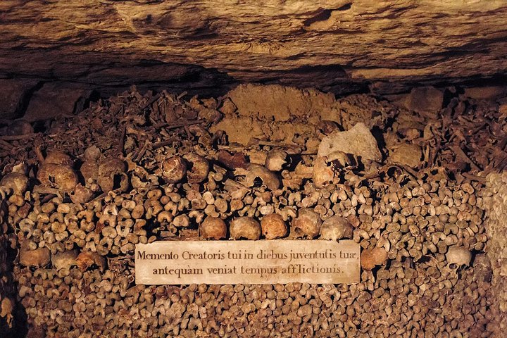 Visita guidata alle Catacombe di Parigi, esplorando tunnel ossari sotterranei e aree segrete, foto 46 | wizardtrip